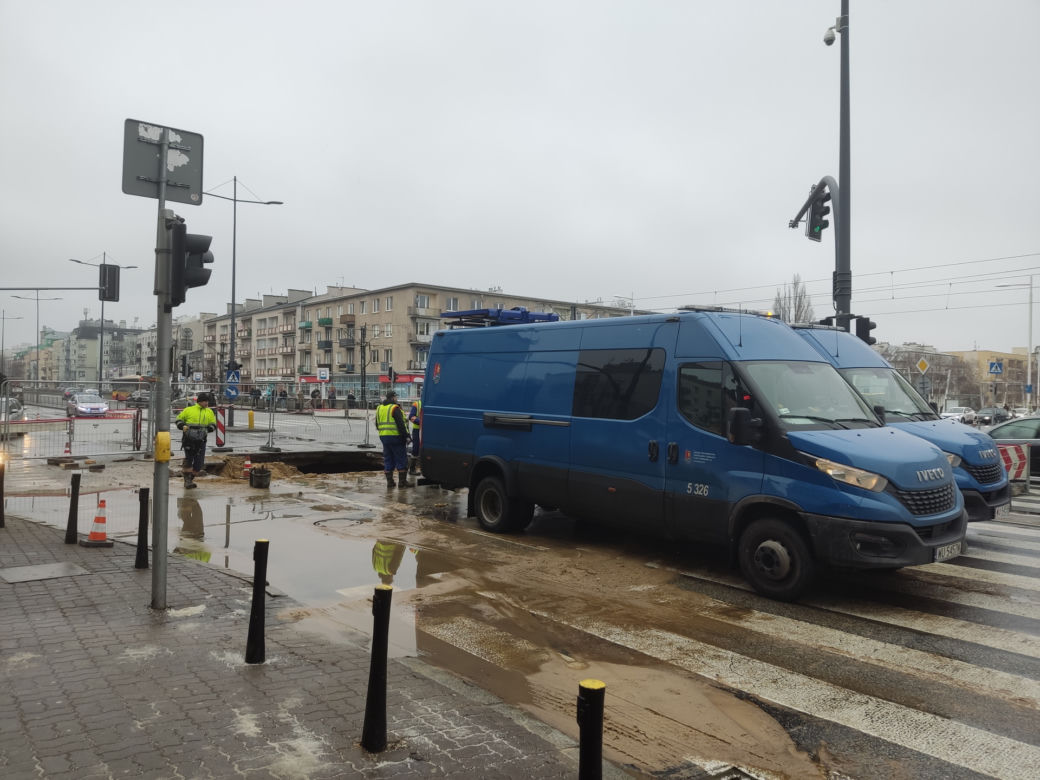 Grochowska się zapadła! Woda wyżłobiła dziurę na 7 metrów! Gigantyczne utrudnienia na Pradze