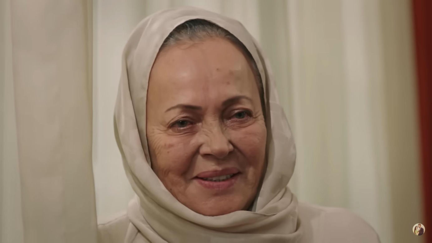 Zeynep przygotowuje się do uroczystości w sukni zaręczynowej Zumrut