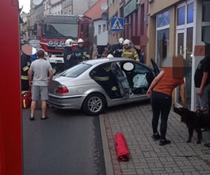 Wronki: Kierowca BMW zasnął i wjechał w budynek