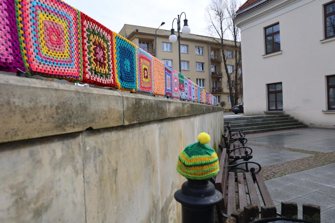 Kolorowe instalacje opanowały Lublin. Tak „Otulanie włóczką” świętuje swoje 10. urodziny!