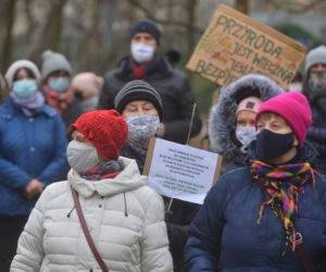 Protest przeciwko inwestycji w parku Dolinka Służewiecka