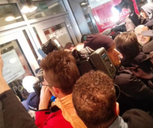 Protestujący utrudniali widzom wejście do teatru