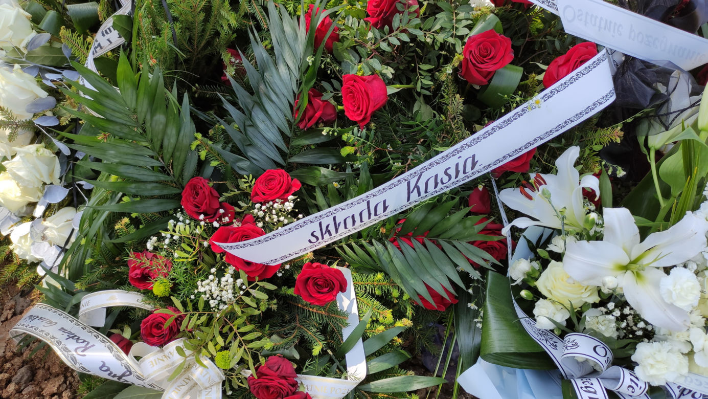 Jakub spoczął w grobie z ojcem, tuż obok brata. Wśród kwiatów jest wieniec od ukochanej, która ledwo przeżyła wypadek