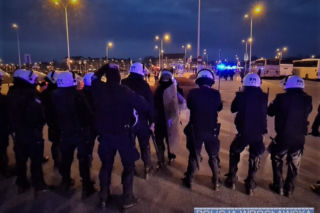 Kibice pod stadionem Śląska Wrocław. Dwie osoby zatrzymane, kilkadziesiąt ukaranych [ZDJĘCIA]