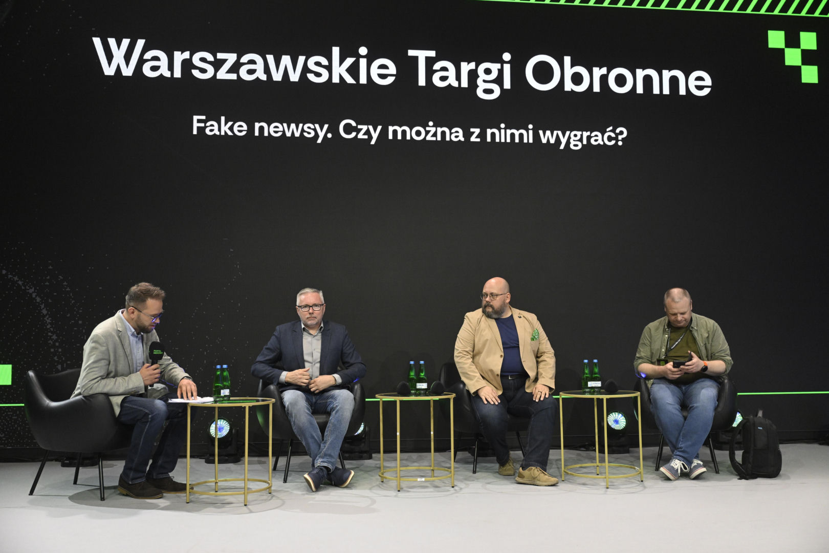 Warszawskie Targi Obronne. Scena Biała. Fake newsy. Czy można z nimi wygrać