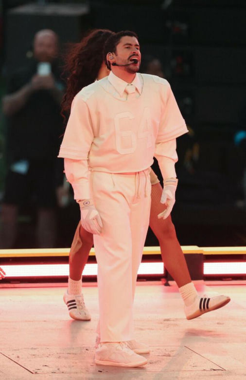 Halftime show na Super Bowl 2026: Bad Bunny, Lady Gaga, Pedro Pascal, Cardi B, John Bon Jovi i smaczki polityczne