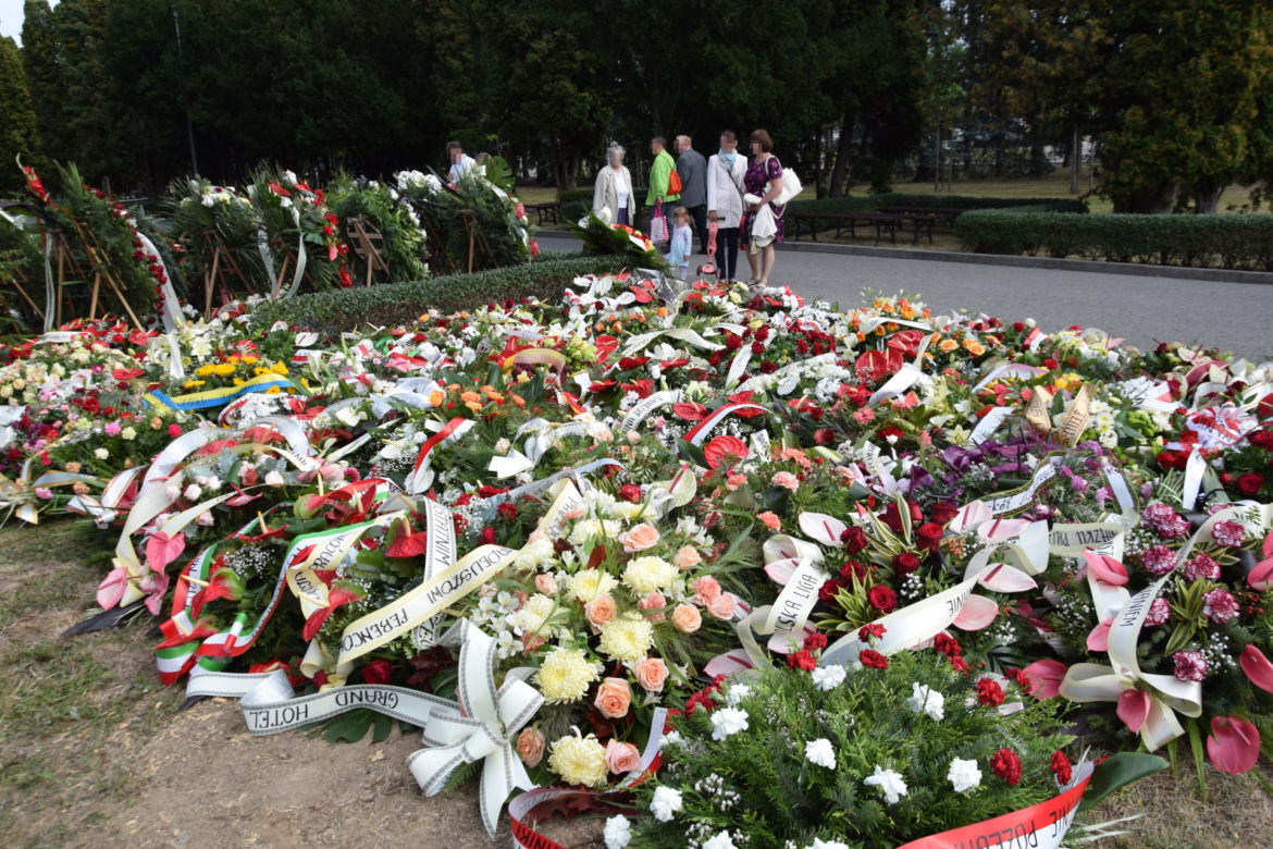 Rzeszowianie tłumnie przychodzą na grób Tadeusza Ferenca