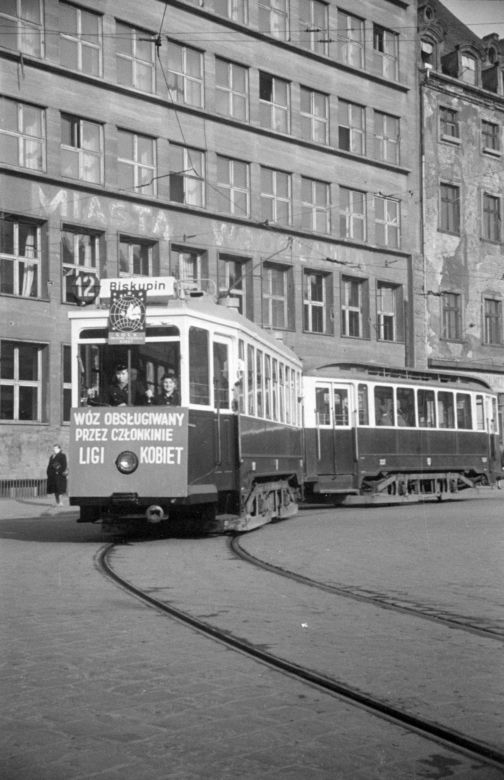 Wrocławski tramwaj linii 12 jedzie przez Rynek w kierunku Biskupina