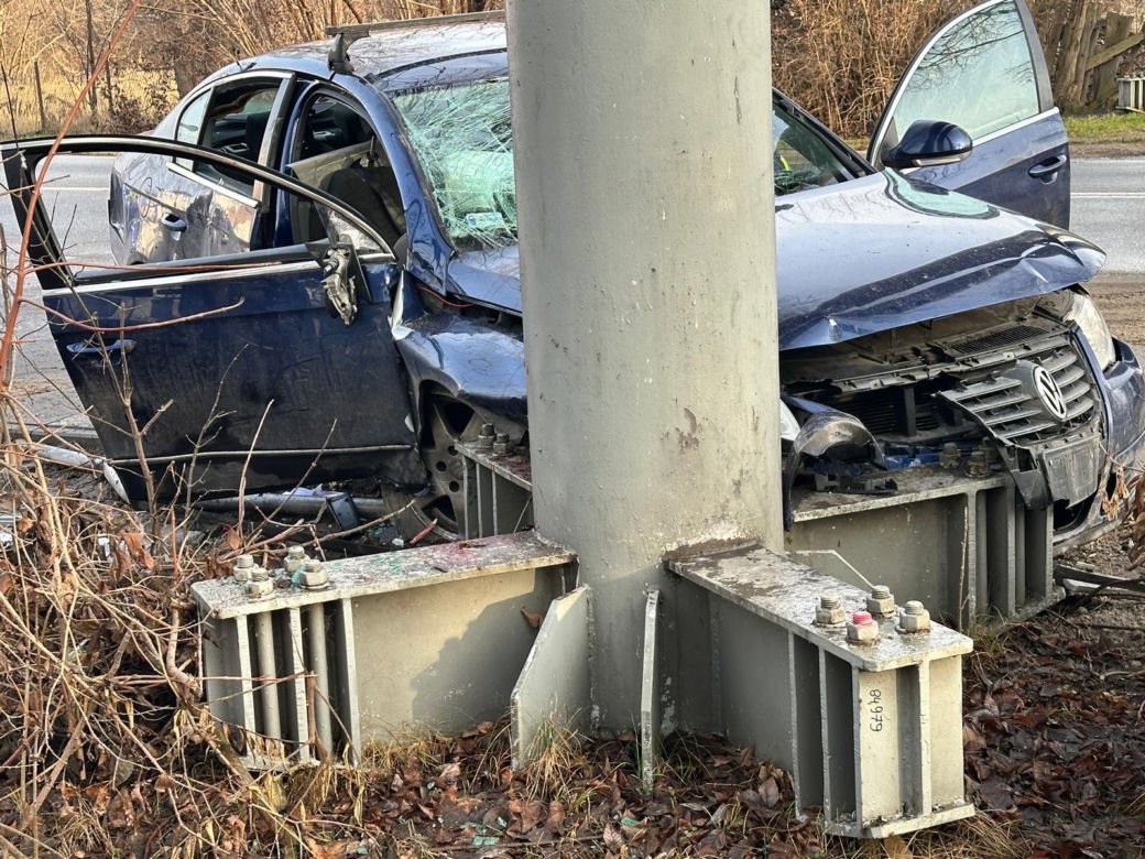  Huknął w słup i uciekł z miejsca wypadku. W aucie zostawił rannego pasażera. Trwa obława