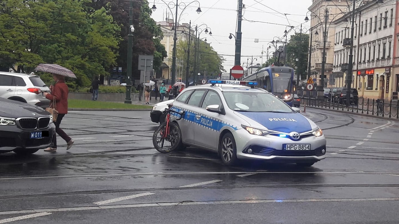 Wypadek w centrum Krakowa. "Konsularne" BMW potrąciło rowerzystę