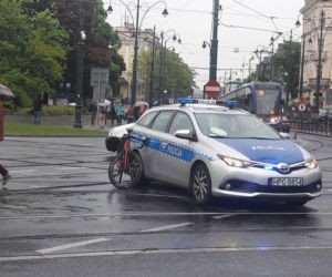 Wypadek w centrum Krakowa. Konsularne BMW potrąciło rowerzystę