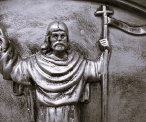 To miasto w województwie łódzkim zachwyca zabytkowym rynkiem. W średniowieczu stało się sławne