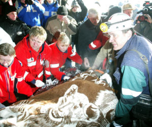 Zbigniew Nowak uratowany. Ratownicy wynoszą go z kopalni Halemba