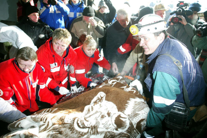 Zbigniew Nowak uratowany. Ratownicy wynoszą go z kopalni Halemba