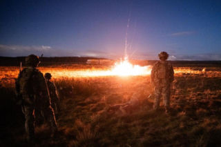 Pentagon planuje operacje lądowe w Iranie. Teheran grozi „podpaleniem” amerykańskich wojsk