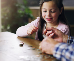 Kiedy zacząć uczyć dziecko o pieniądzach? Eksperci radzą: Dopiero w drugiej klasie podstawówki