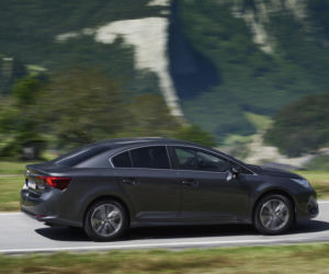 Toyota Avensis lifting 2015