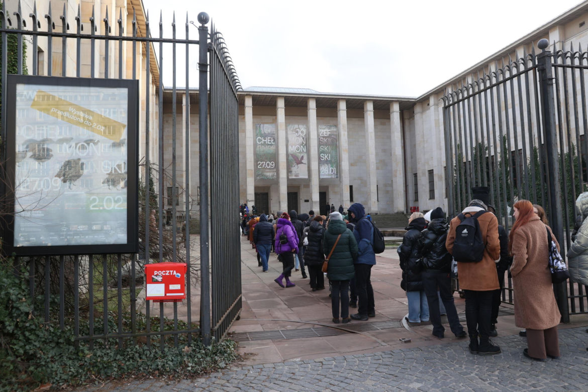 Warszawiacy szturmowali muzeum. Gigantyczne kolejki w ostatnim dniu wystawy obrazów Chełmońskiego