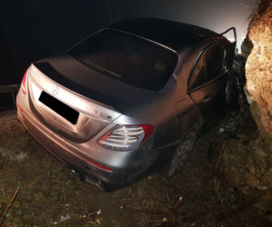 Przesadził z prędkością i roztrzaskał Mercedesa-AMG o skałę - ZDJĘCIA