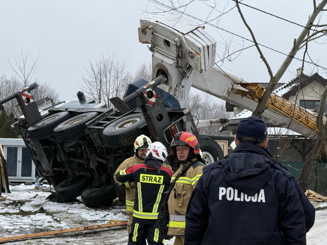  Dźwig runął na posesję pod Warszawą. Powalił kilka drzew i rąbnął w sieć energetyczną 
