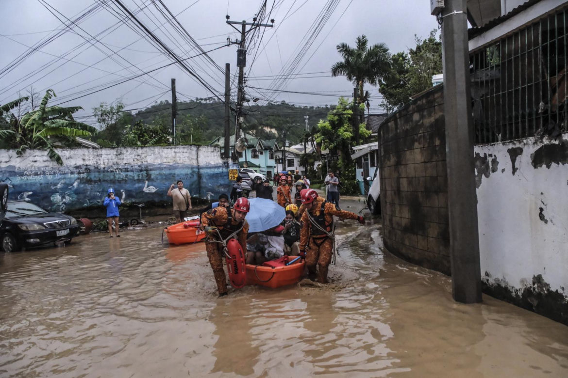 Tajfun nad Filipinami. Nie żyje co najmniej 26 osób