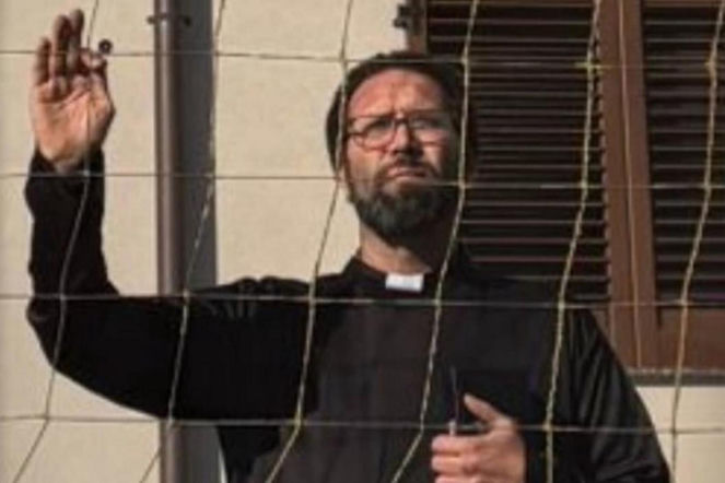 Trener przebrał się za księdza, by obejść zakaz. Wsparcie z góry skończyło się fatalnie