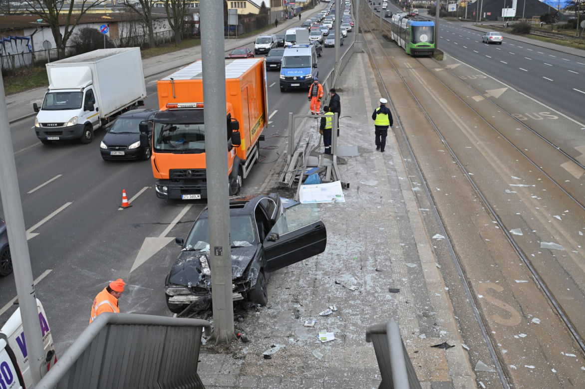 BMW wjechało w przystanek tramwajowy na ul. Gdańskiej