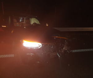 Kosztowna kolizja. W nocy w pow. kościańskim kierowca BMW wjechał w bariery energochłonne