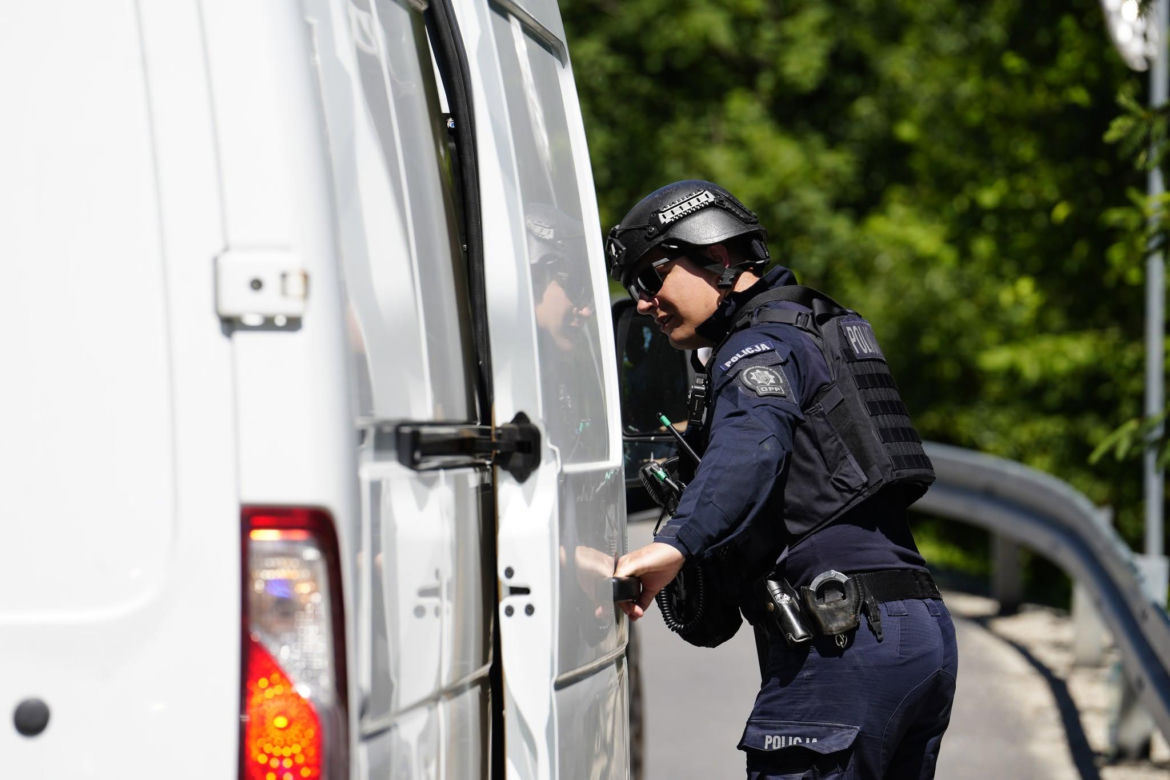Nowy komunikat policji po obławie w Starej Wsi. Tak odpowiadają na zarzuty