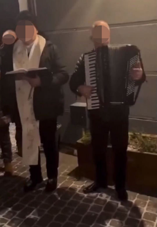 Chrzest Maybacha na Podlasiu. Ksiądz majtał kropidłem jak szalony