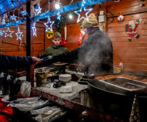 Ruszył świąteczny Jarmark w Bytomiu. Kultowy tramwaj i kaszanka wikinga