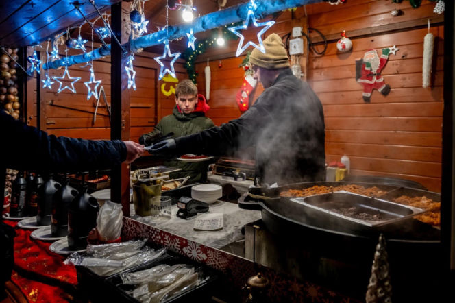 Ruszył świąteczny Jarmark w Bytomiu. Kultowy tramwaj i kaszanka wikinga