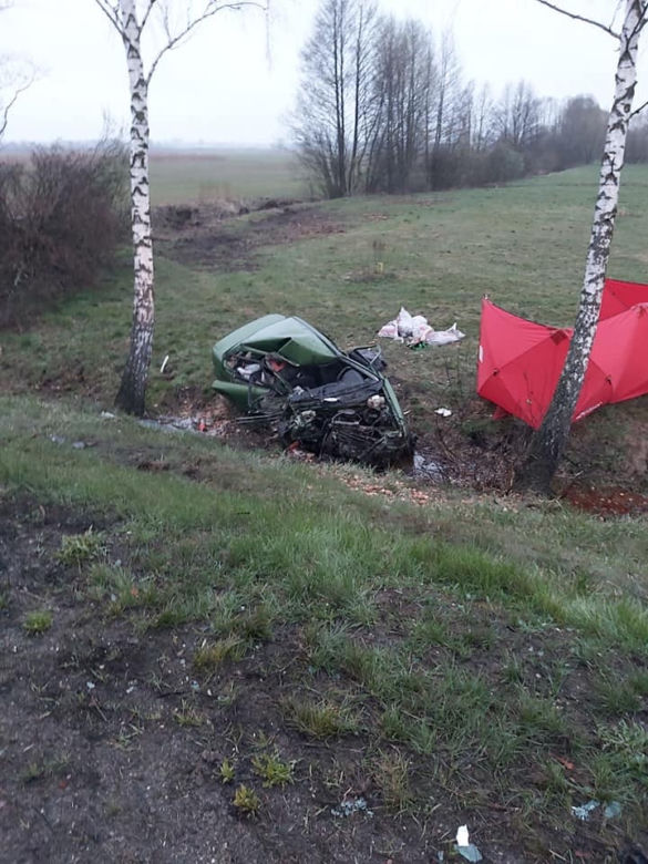 Wypadek śmiertelny w Horodniance. Kierowca opla zginął na miejscu [ZDJĘCIA]
