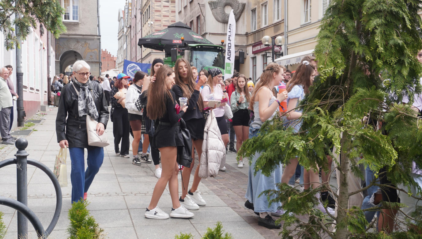 Kortowiada 2024. Parada Wydziałów przeszła ulicami miasta. Studenci tłumnie wzięli udział w imprezie