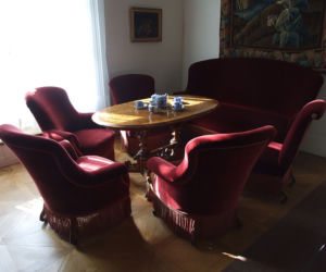 Salonik w stylu Ludwika Filipa. Fotele i kanapa w typie crapaud stoją wokół stolika o charakterystycznej, rozrzeźbionej nodze.