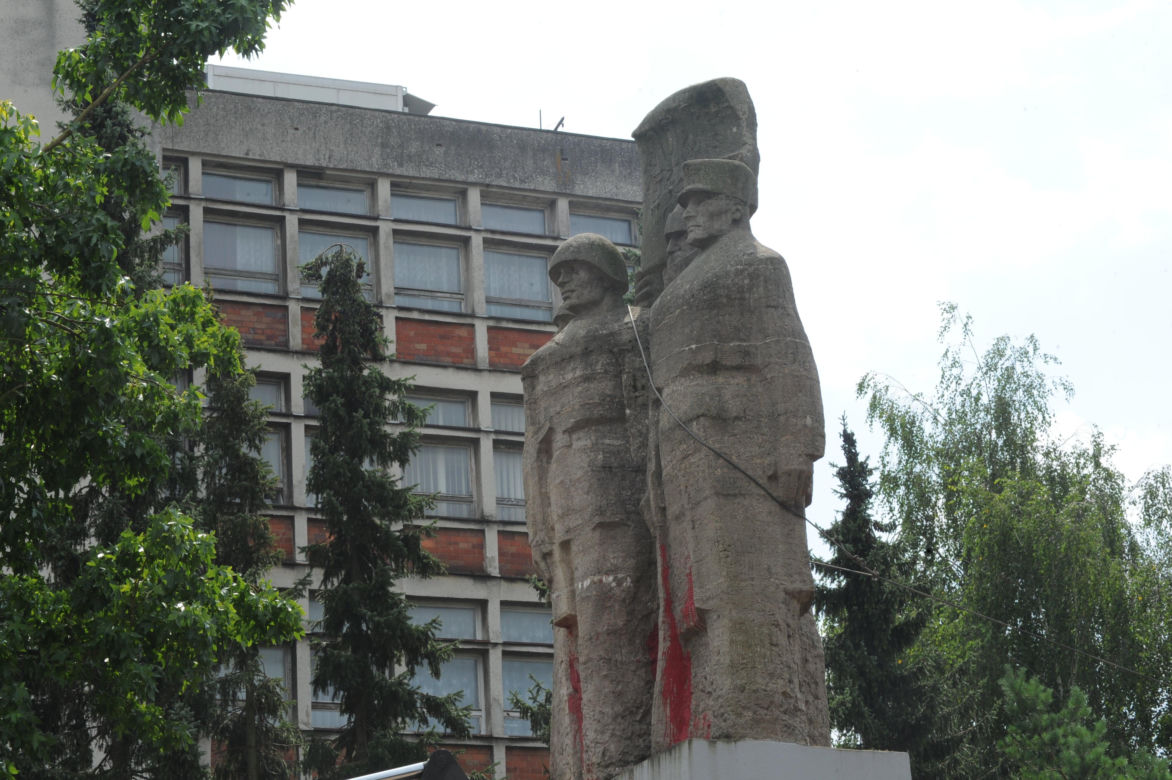 Zburzyli komunistyczny pomnik w Nowogardzie