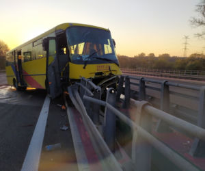 Bardzo groźny wypadek autobusu na DK78 w Siewierzu. Autobus wisi między wiaduktami. Jest wielu rannych [ZDJĘCIA]