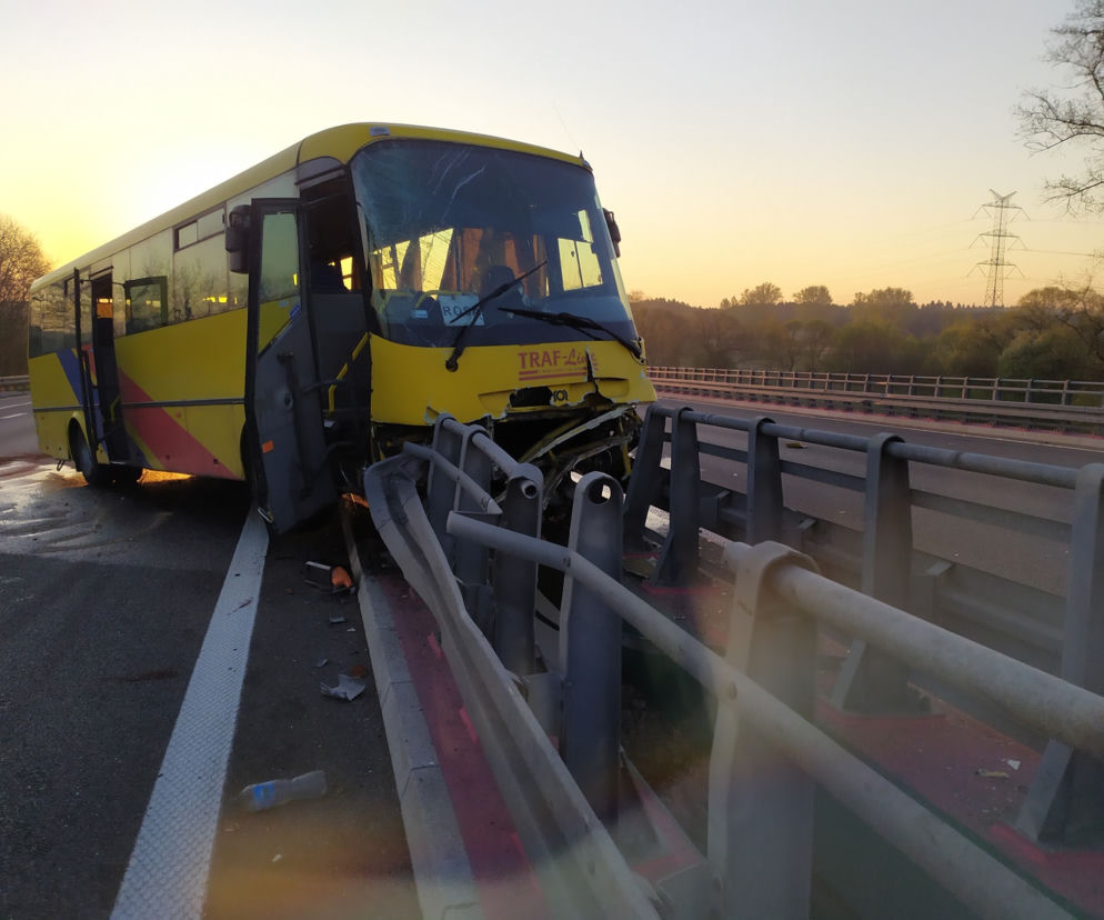 Bardzo groźny wypadek autobusu na DK78 w Siewierzu. Autobus wisi między wiaduktami. Jest wielu rannych [ZDJĘCIA]