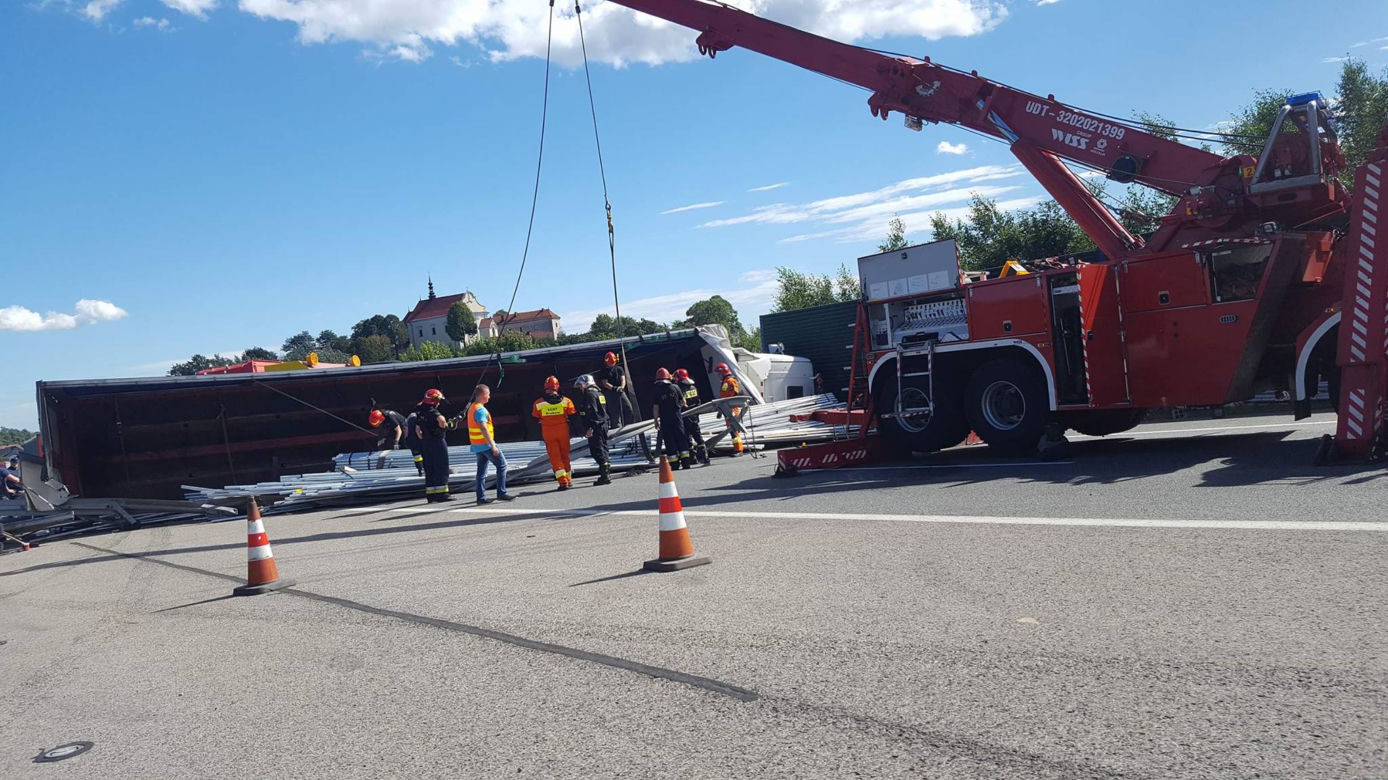 Poważny wypadek na A4 Katowice - Kraków. Przewróciła się ciężarówka