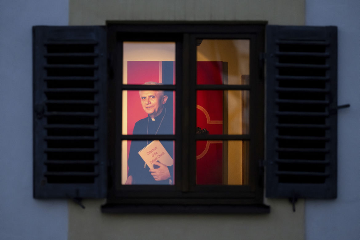 Ciało Benedykta XVI wystawione na widok publiczny! Oto zdjęcia z bazyliki