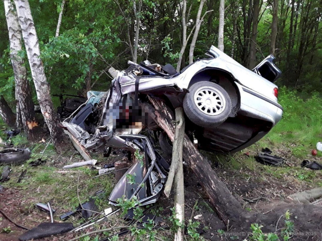 Łódź. Koszmarny wypadek 28-latka na ul. Frezjowej. Z BMW nic nie zostało 