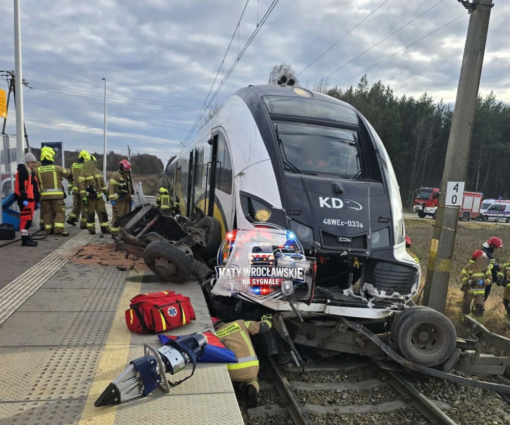 Pociąg staranował busa w Chrząstawie Małej. Lądował śmigłowiec