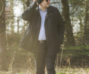 Karol Karski w lesie