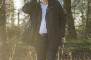 Karol Karski w lesie