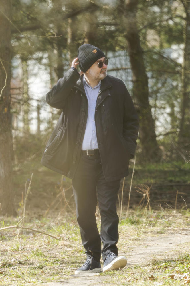 Karol Karski w lesie