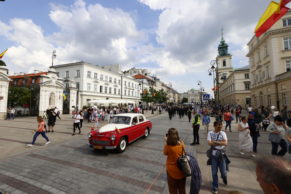 Święto Warszawy 2022. Krakowskim Przedmieściem przejechała Parada Syren 