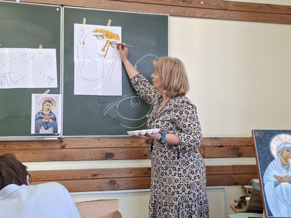 Podczas warsztatów w Koszalinie uczestniczki piszą ikonę Matki Bożej niosącej Ducha Świętego