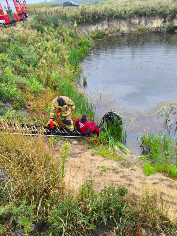 Tragedia w Łódzkiem. Strażacy wyłowili zatopiony samochód