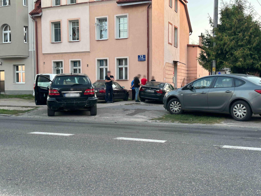 Pijany policjant w BMW staranował mercedesa