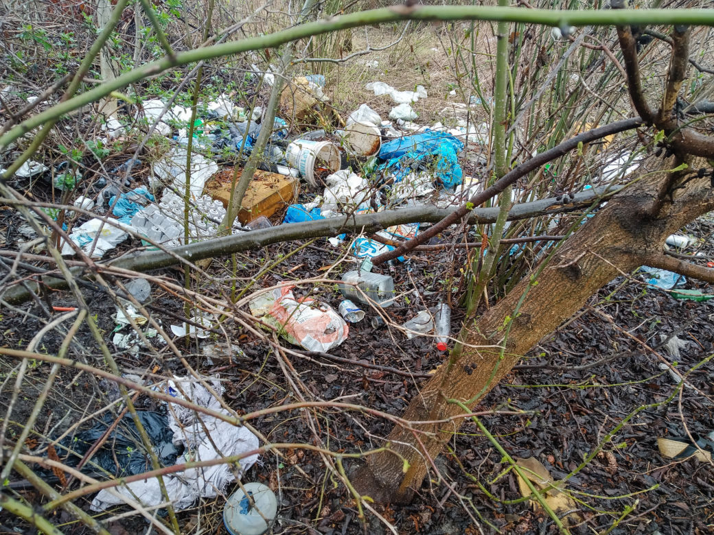 Wysypisko śmieci niedaleko Jeziorka Czerniakowskiego
